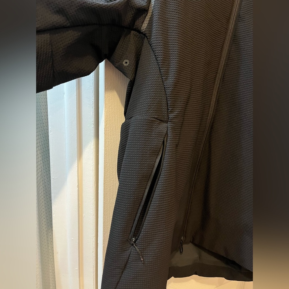 Lululemon Men’s Primaloft Jacket - Picture 3 of 8